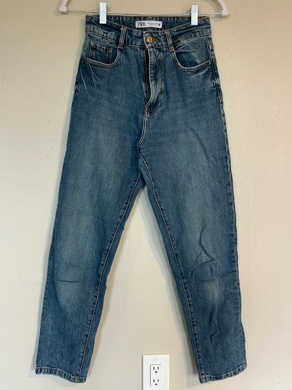 Zara medium-wash high-rise blue jean size 2 (1917)